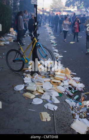 Les ordures dans la rue pendant le carnaval de Notting Hill à Londres. Banque D'Images