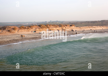 Les amateurs de soleil et de surf sur la plage de Godrevy, Baie de St Ives, Cornwall, à la fin de la journée. Banque D'Images