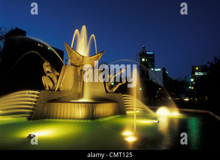 La reine Victoria fontaine illuminée au crépuscule dans le centre d'Adelaide (Australie) Banque D'Images