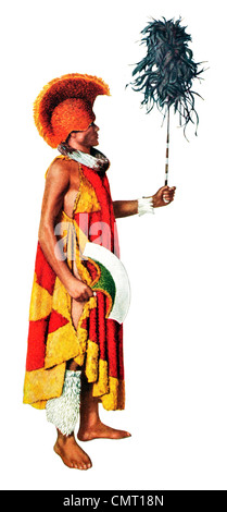 Hawaiian Chieftain 1924 Robe de plumes et plumes Chapeau Casque et Kahili Banque D'Images