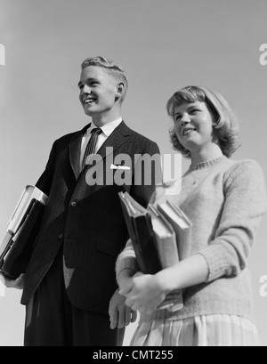 Années 1950 Années 1960 PORTRAIT YOUNG GIRL HOLDING SCHOOL BOOKS Banque D'Images