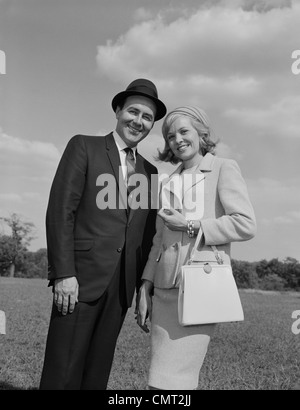 1960 PORTRAIT SMILING COUPLE OUTDOORS Banque D'Images