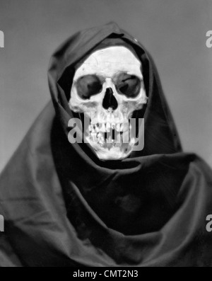 1960 CRÂNE PORTANT CAPE NOIRE DE LA MORT SYMBOLIQUE Banque D'Images