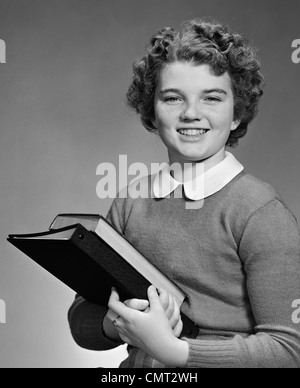 Années 1940 Années 1950 ADOLESCENT TEEN GIRL SMILING WOMAN HOLDING SCHOOL BOOKS Banque D'Images