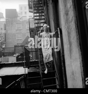 1970 L'HOMME EN ROBE DE NUIT ET LA VALEUR COMPTABLE DE SOMNAMBULISME BOUGIE DESCENDRE DU FEU EN PLEIN AIR D'ÉCHAPPEMENT Banque D'Images