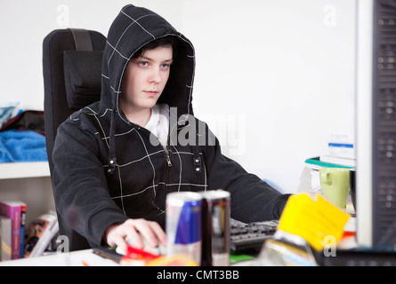 Young woman working on computer Banque D'Images