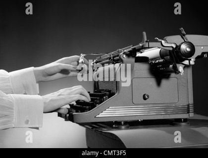 1950 WOMAN'S HANDS TYPING MACHINE À ÉCRIRE MANUELLE À UNE MAIN SUR RETOUR CHARIOT SECRÉTAIRE DACTYLOGRAPHE DE TRAITEMENT DE TEXTE DE BUREAU Banque D'Images