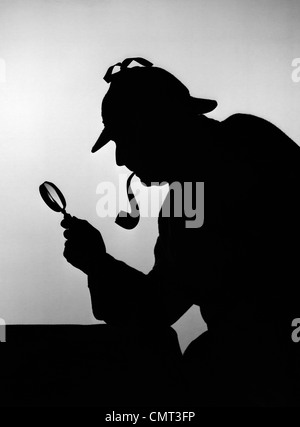 1940 SILHOUETTE DE SHERLOCK HOLMES HOLDING Magnifying Glass et fumant une pipe Banque D'Images