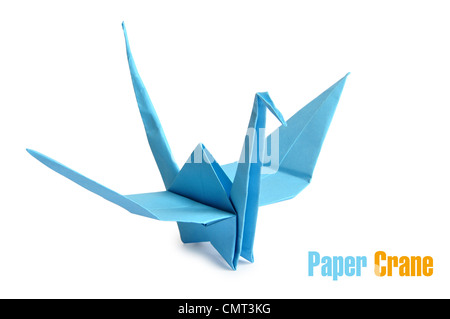 Grue origami japonais traditionnel fabriqué à partir de papier bleu sur fond blanc Banque D'Images