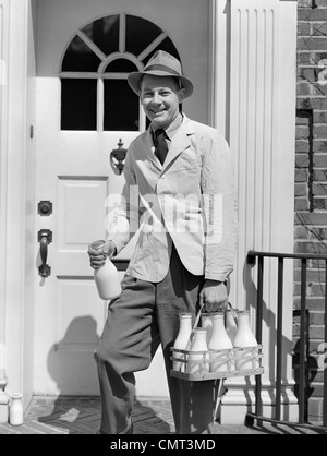 1940 LAITIER SMILING AT CAMERA SUR PORTE LIVRER DU LAIT Banque D'Images