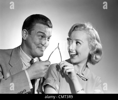 1950 PORTRAIT DE COUPLE HOLDING TRIANGLE INFÉRIEUR Banque D'Images