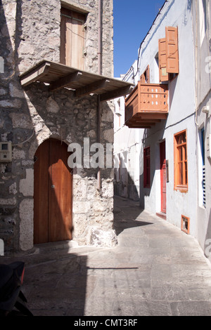 Voies étroites dans la vieille ville sur l'île grecque de Nisyros. Banque D'Images
