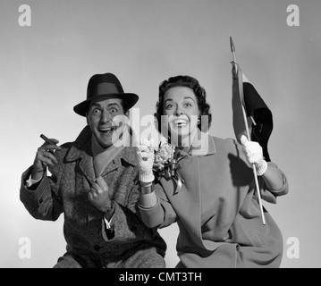 1950 COUPLE PORTRAIT EN manteaux d'enracinement de l'équipe d'accueil Banque D'Images