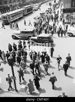 1930 NYC STREET PEOPLE PIÉTONS TRAVERSANT INTERSECTION VOITURE TAXI TROLLEY 42e Rue 5e avenue foule TROTTOIR STOP Banque D'Images