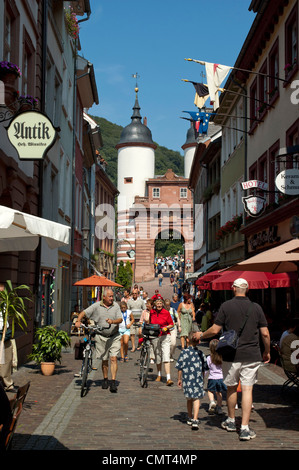 Vieille rue animée à Heidelberg, Allemagne Banque D'Images