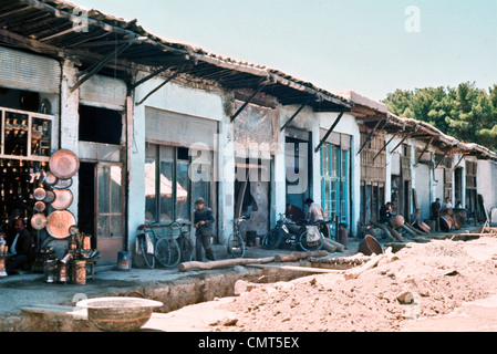 IRAN, Ispahan : Copper Alley, une rue à Ispahan d'artisans traditionnels à plateaux, bols, samovars, et d'autres. Banque D'Images