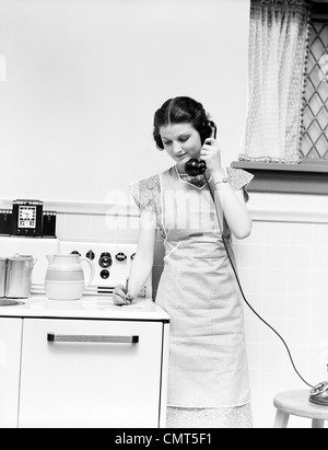 1930 FEMME AU FOYER FEMME CUISINIÈRE CUISINE PAR ÉCRIT DE TAMPON SUR L'AIRE DE PORT Banque D'Images