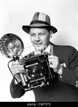 Années 1930 Années 1940 Années 1950 Photographe de presse MAN HOLDING GRAPHIQUE VITESSE ILLUMINATION LAMPE DE L'APPAREIL PHOTO AVEC FLASH Banque D'Images