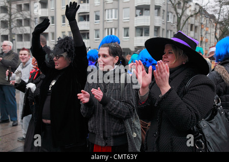 Les spectateurs, les insensés, de superbes costumes, jeune fille, deux femmes, 2012 carnaval rhénan, Altweiber, tempête de l'hôtel de ville, D-Krefeld, Rhin, Bas-rhin, Rhénanie du Nord-Westphalie, NRW Banque D'Images