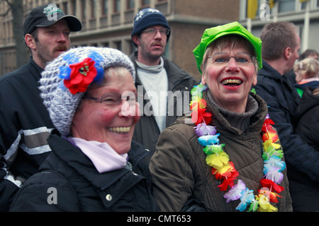 Les spectateurs, les insensés, de superbes costumes, deux femmes, 2012 carnaval rhénan, Altweiber, tempête de l'hôtel de ville, D-Krefeld, Rhin, Bas-rhin, Rhénanie du Nord-Westphalie, NRW Banque D'Images