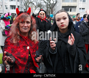 Les spectateurs, les insensés, de superbes costumes, femme, devil, jeune fille, nun, carnaval rhénan, 2012 Altweiber, tempête de l'hôtel de ville, D-Krefeld, Rhin, Bas-rhin, Rhénanie du Nord-Westphalie, NRW Banque D'Images