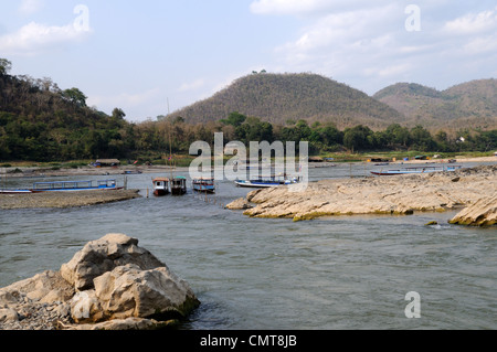 Embarcations à la confluence de la rivière Nam Khan et du Mékong, Luang Prabang au Laos Banque D'Images