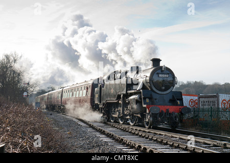 Locomotive à vapeur tirant un train de voyageurs sur le Moyen-Orient Lancs Railway à Ramsbottom Banque D'Images