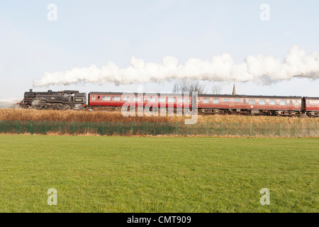Locomotive à vapeur tirant un train de voyageurs sur le Moyen-Orient Lancs Railway à Heywood Banque D'Images