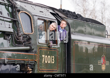 Locomotive vapeur avec le pilote en regardant par la fenêtre à l'Orient Lancs Railway à Ramsbottom Banque D'Images