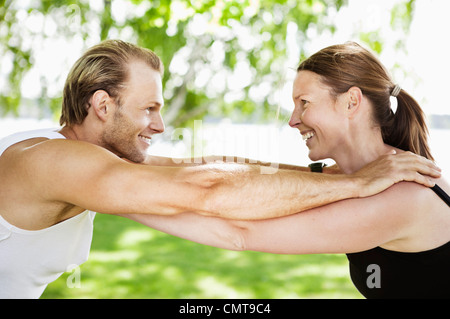 Deux amis heureux avec la main sur l'épaule Banque D'Images
