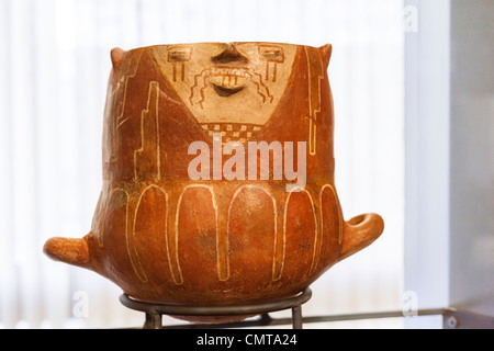 Urne funéraire en forme de chat dans le Musée chilien d'art précolombien, Museo Chileno de Arte Precolombino à Santiago, Chili. Banque D'Images