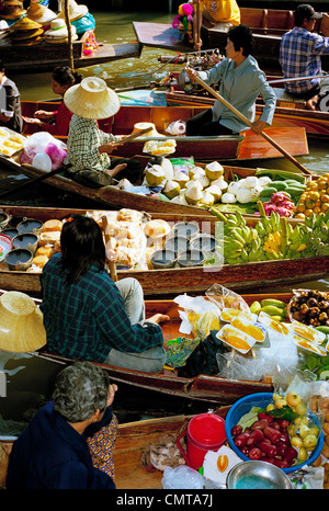 Un embouteillage de vendeurs des bateaux sur le khlong (canal) au marché flottant de Damnoen Saduak, à 100 km au sud ouest de Bangkok Banque D'Images