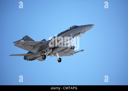 Une armée de l'Air Finlandaise McDonnell Douglas F/A-18 Hornet avec train d'atterrissage sorti, arrivant sur la terre. Banque D'Images