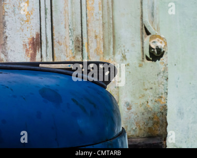 Côté vue détaillée de l'ornement de capot et le capot d'une très ancienne American automobile contre mur de fond à La Havane, Cuba. Banque D'Images