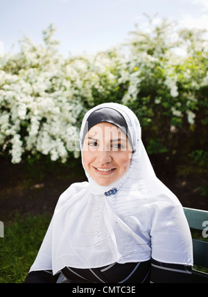 Portrait of smiling woman wearing headscarf looking at camera Banque D'Images