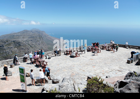 Les touristes en haut de Table Mountain, Cape Town, Afrique du Sud Banque D'Images