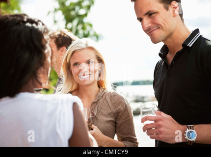 Groupe d'amis ayant une partie Banque D'Images