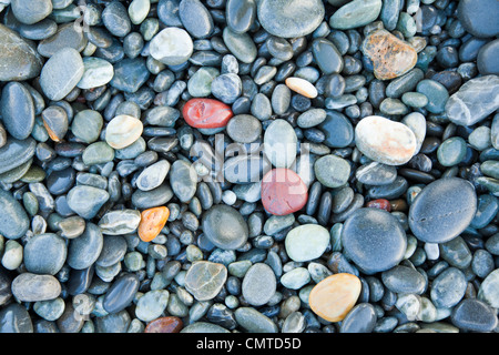 La plage de galets à Birdlings Télévision, Canterbury, Nouvelle-Zélande, est noté pour les petits cailloux colorés et d'agates. Banque D'Images