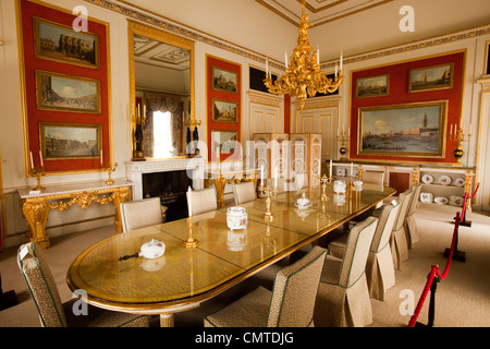 Royaume-uni, Angleterre, Bedfordshire, Abbaye de Woburn intérieur, la salle à manger, une table entourée de peintures de Canaletto Banque D'Images