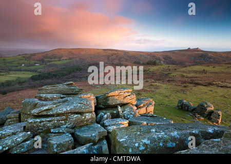 Les affleurements de granit à Hound Tor, à la recherche sur la lande vers les roches Haytor, Dartmoor National Park Banque D'Images