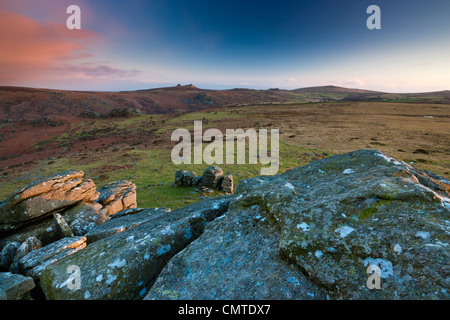 Les affleurements de granit à Hound Tor, à la recherche sur la lande vers les roches Haytor, Dartmoor National Park Banque D'Images