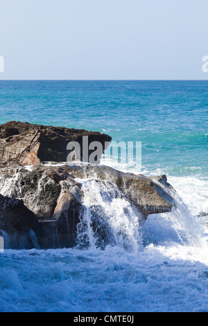 Rocher en forme de crocodile sur la plage à Ajuy, sur la côte ouest de Fuerteventura, Îles Canaries Banque D'Images