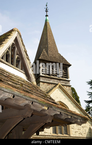 Le 15e siècle église St Barthélemy style perpendiculaire à Leigh Village, Surrey Banque D'Images