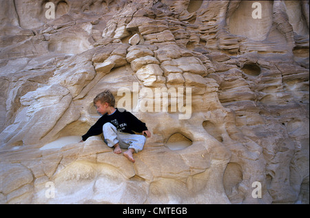 Jeune enfant voyageant à travers déserts avec les parents, la vraie vie petit prince. Banque D'Images