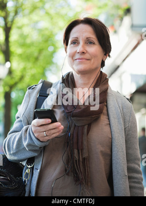 Smiling woman looking away Banque D'Images