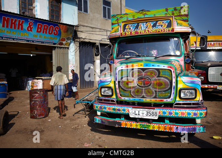 Sri Lanka - COLOMBO, scène de rue, camion de couleur près du marché dans le centre de la ville Banque D'Images