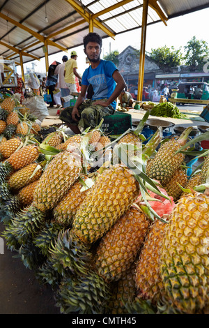 Sri Lanka - COLOMBO, ananas au marché du vendeur Banque D'Images