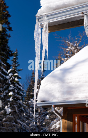 Glaçons pendant de la gouttière d'une cabine. Banque D'Images