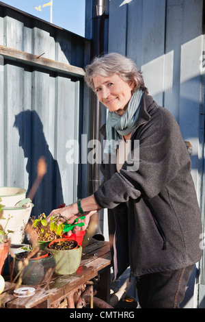 Portrait of senior woman looking at camera Banque D'Images