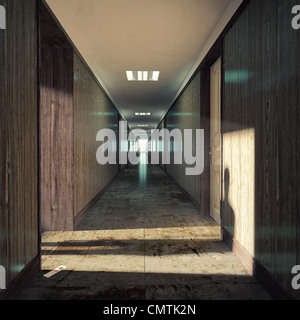 Porte ouverte dans un couloir sombre. Banque D'Images